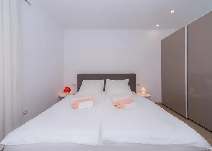 A&J Deluxe Apartment
