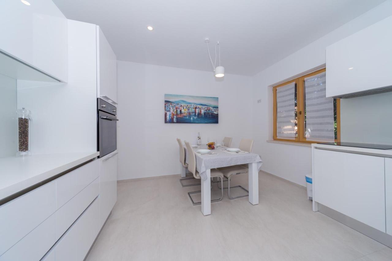 A&j Deluxe Apartment *
